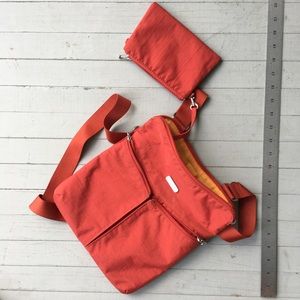 BAGGALLINI women’s Crossbody zippered red/orange bag with removable wristlet